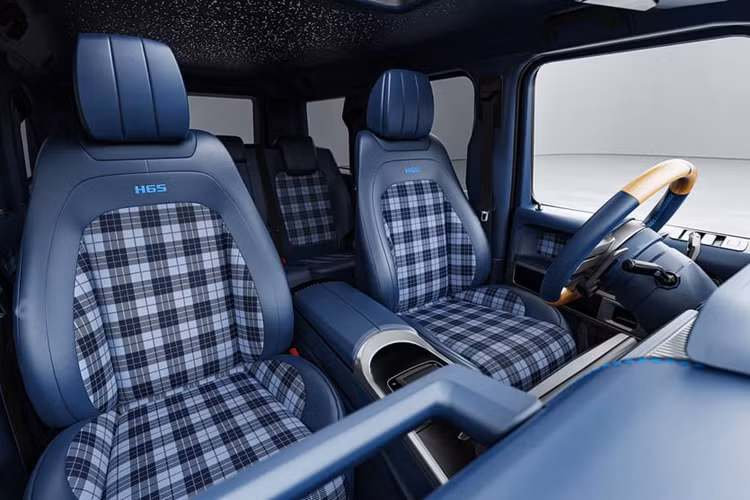 Xe cũng được trang bị ống xả thể thao mới, khoang nội thất xe được bọc ghế với họa tiết cổ điển “Vintage Tartan” màu xanh lam và trắng quyến rũ, và vô lăng nửa gỗ gợi nhắc về mẫu xe cổ điển huyền thoại.