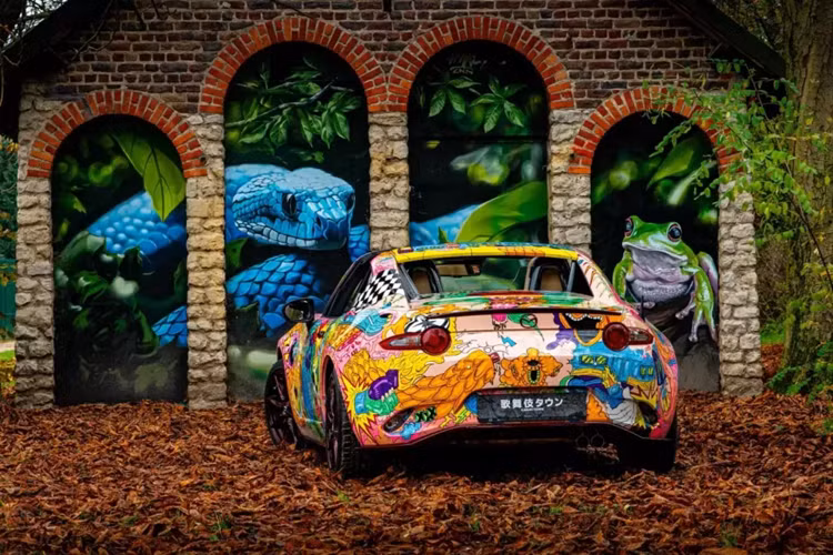 Hãy cùng gặp Mazda MX-5 Kabuki Town hàng hiếm, một chiếc xe nghệ thuật kỳ lạ lấy cảm hứng từ graffiti, được tạo ra bởi đại lý Mazda St-Michel của Bỉ và công ty địa phương Gisele Racing, chiếc xe mui trần nghệ thuật này đã được biến đổi với sự giúp đỡ của hai nghệ sĩ đương đại.