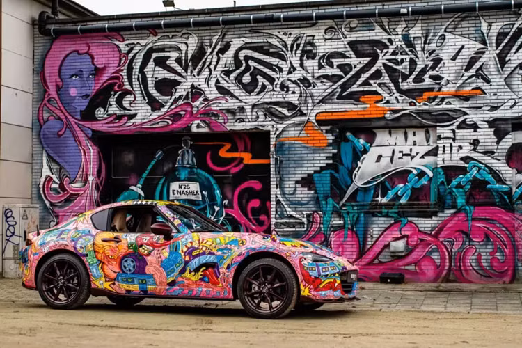 Dự án dựa trên MX-5 RF, vì mui cứng ngả ra sau cung cấp nhiều chỗ hơn cho tác phẩm nghệ thuật. Màu sơn sống động, giống như một tác phẩm graffiti hoang dã, lấy cảm hứng từ văn hóa nhạc pop Nhật Bản và truyền thống cổ xưa, đồng thời tôn vinh đất nước xuất xứ của Mazda .