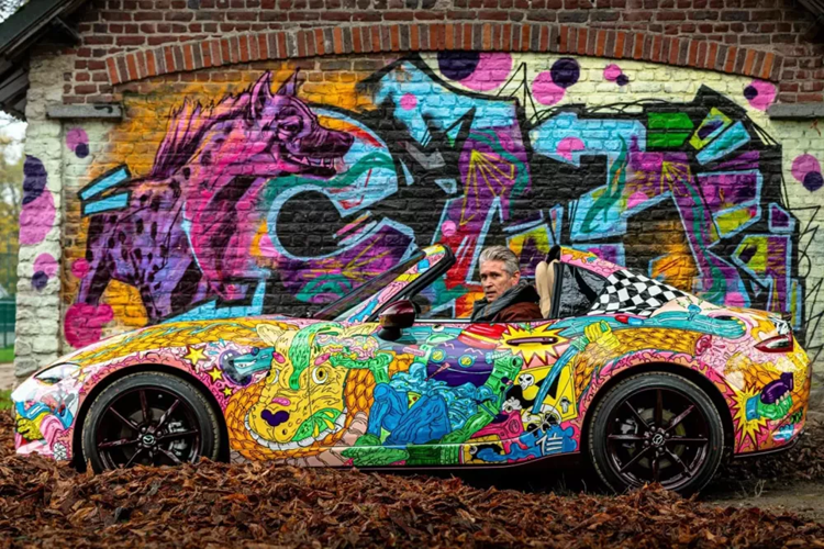 Những người mê xe JDM nói chung và xe thể thao nói riêng đều yêu thích Mazda MX-5 nhỏ xinh, vì nó có thể độ đủ thể loại mà không lo xấu, từ thân rộng, đến bánh xe loe ra hay gầm chạm đất, đều quy lại 1 điểm chung chính là mang đến niềm vui. Nhưng rõ ràng, một số người nhìn vào MX-5 và nghĩ rằng, "chỉ cần làm cho nó phát sáng trong bóng tối là đủ nổi bật rồi."