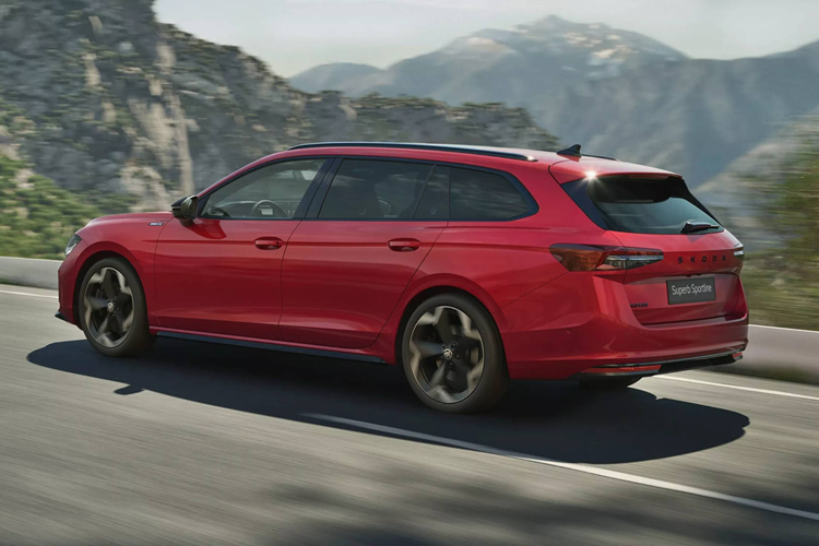 Skoda Superb cũng là một trong những dòng xe dự kiến sẽ xuất hiện chính thức tại Việt Nam trong tương lai. Kiểu thân sedan của mẫu xe này có cùng tầm kích thước với Volkswagen Passat, Toyota Camry, Honda Accord…