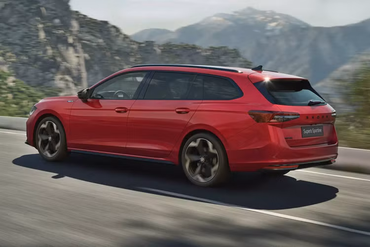 Skoda Superb cũng là một trong những dòng xe dự kiến sẽ xuất hiện chính thức tại Việt Nam trong tương lai. Kiểu thân sedan của mẫu xe này có cùng tầm kích thước với Volkswagen Passat, Toyota Camry, Honda Accord…