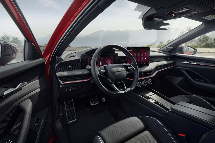 Bên trong nội thất, Skoda Superb Sportline được trang bị ghế thể thao có sưởi với tựa đầu tích hợp như ghế xe đua và có chức năng massage. Khách hàng cũng có thể lựa chọn ghế thể thao chỉnh điện, có chức năng sưởi và làm mát.