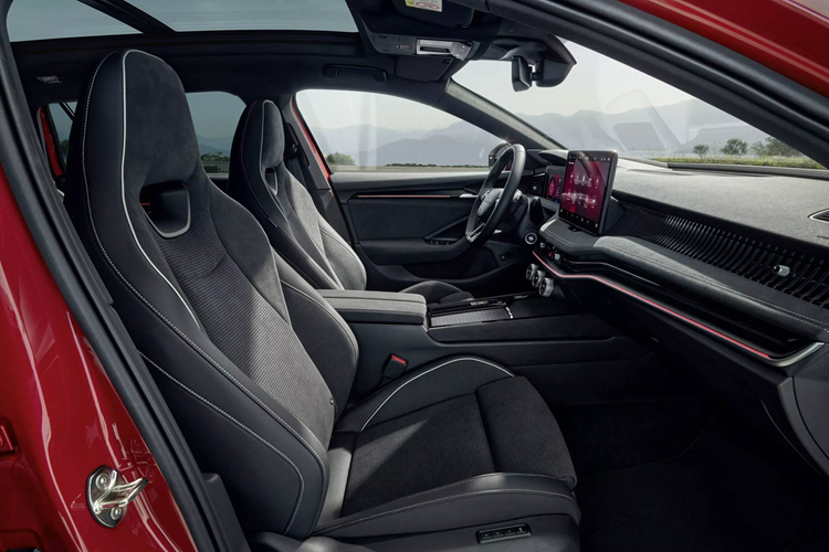 Skoda Superb Sportline được trang bị tiêu chuẩn nhiều tiện ích cao cấp và hiện đại, có thể kể đến như đồng hồ kỹ thuật số Virtual Cockpit 10 inch với đồ họa được thiết kế dành riêng cho phiên bản này, màn hình thông tin giải trí 13 inch, hệ thống đèn viền nội thất và kính cách âm tốt hơn.