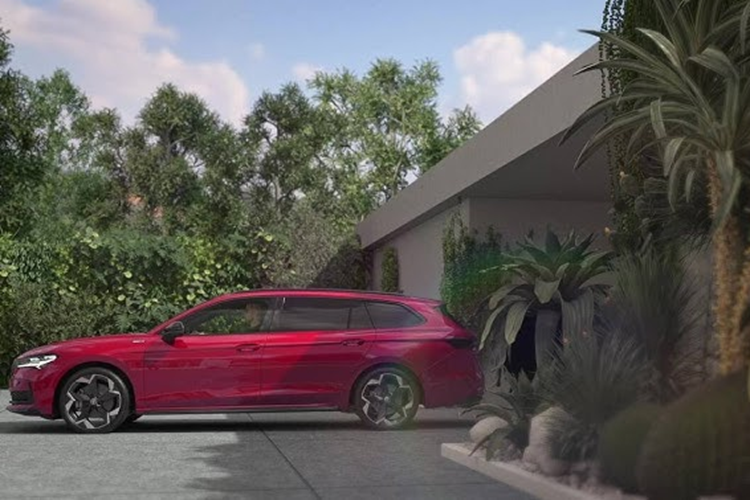 Bù lại, phần khung gầm xe được tinh chỉnh theo hướng đáp ứng nhu cầu vận hành thể thao tốt hơn, hệ thống treo hạ thấp 15 mm so với Superb tiêu chuẩn, kết hợp với hệ thống lái trợ lực biến thiên theo tốc độ. Hãng cũng cung cấp một tùy chọn đáng lưu ý là hệ thống kiểm soát khung gầm năng động, hứa hẹn mang đến cảm giác lái thú vị hơn.