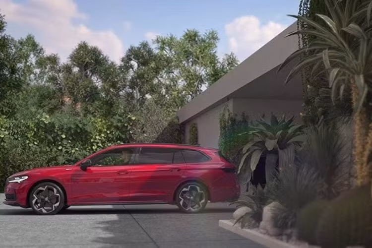 Bù lại, phần khung gầm xe được tinh chỉnh theo hướng đáp ứng nhu cầu vận hành thể thao tốt hơn, hệ thống treo hạ thấp 15 mm so với Superb tiêu chuẩn, kết hợp với hệ thống lái trợ lực biến thiên theo tốc độ. Hãng cũng cung cấp một tùy chọn đáng lưu ý là hệ thống kiểm soát khung gầm năng động, hứa hẹn mang đến cảm giác lái thú vị hơn.