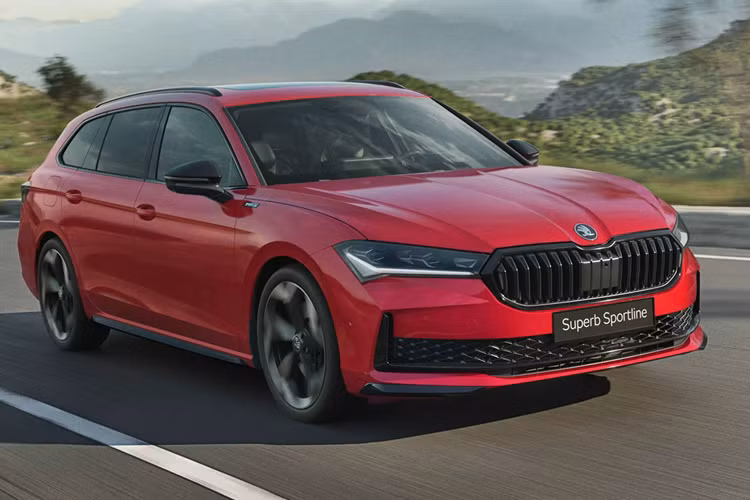 Cuối năm 2023, hãng Skoda từng cho giới thiệu mẫu xe Superb thế hệ thứ 4 hoàn toàn mới. Đây được xem là một biến thể của Volkswagen Passat B9 vì đều phát triển từ nền tảng khung gầm MQB Evo, tuy nhiên Skoda Superb 2025 mới giữ được nét đặc trưng ở 2 kiểu thân xe là sedan (hãng gọi là Hatch) và station wagon (Combi).