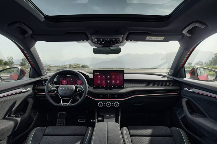 Chất liệu bọc Microsuede và da nhân tạo, lớp lót trần màu đen và các điểm nhấn kiểu carbon trên bảng điều khiển và táp-pi cửa tạo phong cách thể thao hơn. Bên cạnh đó là các chi tiết nổi bật khác như bàn đạp ga/phanh bằng thép không gỉ và huy hiệu Sportline trên vô lăng.