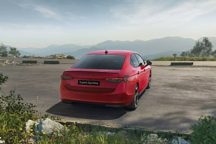 Mặc dù được hãng Skoda quảng cáo là phiên bản thể thao nhưng những thay đổi dành cho Superb Sportline lại không áp dụng cho phần cơ cấu truyền động. Thông số động cơ vẫn giữ nguyên như các bản thông thường, bao gồm máy xăng 1.5L eTSI mHEV, máy dầu 2.0 TDi (đều có công suất khoảng 150 mã lực) và máy xăng tăng áp 2.0 TSI công suất 265 mã lực.