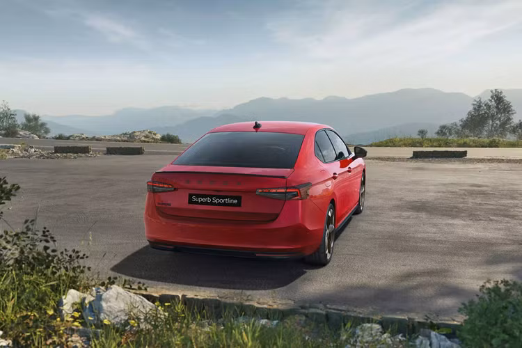 Mặc dù được hãng Skoda quảng cáo là phiên bản thể thao nhưng những thay đổi dành cho Superb Sportline lại không áp dụng cho phần cơ cấu truyền động. Thông số động cơ vẫn giữ nguyên như các bản thông thường, bao gồm máy xăng 1.5L eTSI mHEV, máy dầu 2.0 TDi (đều có công suất khoảng 150 mã lực) và máy xăng tăng áp 2.0 TSI công suất 265 mã lực.