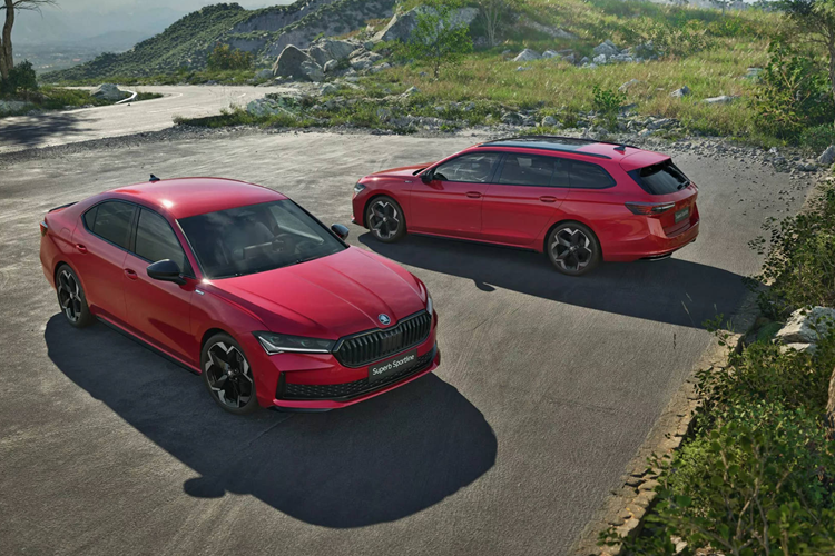 Ngoại hình Skoda Superb Sportline thế hệ mới thể hiện sự khác biệt so với các phiên bản thông thường ở bộ mở rộng cản trước màu đen, kết hợp cùng ốp sườn và bộ khuếch tán gió sau đồng màu. Các chi tiết mạ chrome được thay thế bằng màu đen kim loại, kết hợp với kính tối màu và biểu tượng Sportline.