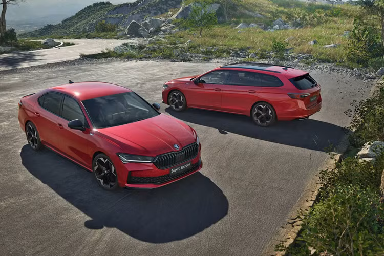 Ngoại hình Skoda Superb Sportline thế hệ mới thể hiện sự khác biệt so với các phiên bản thông thường ở bộ mở rộng cản trước màu đen, kết hợp cùng ốp sườn và bộ khuếch tán gió sau đồng màu. Các chi tiết mạ chrome được thay thế bằng màu đen kim loại, kết hợp với kính tối màu và biểu tượng Sportline.