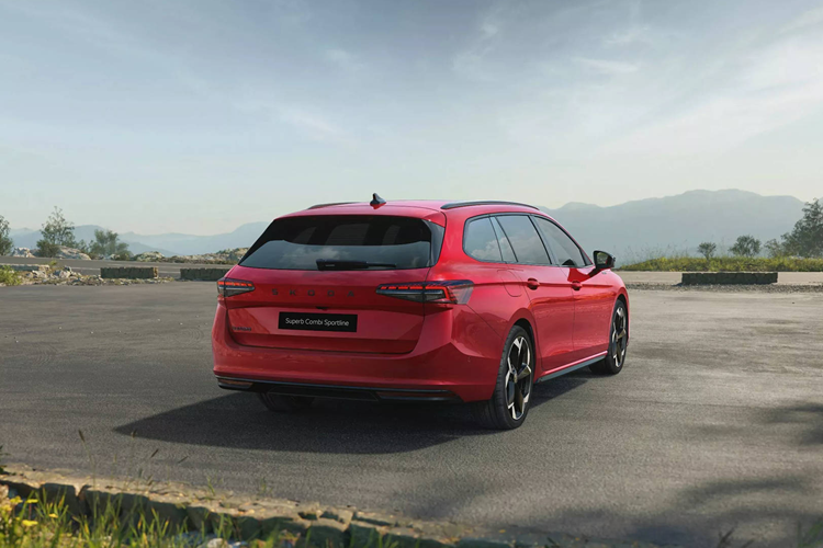 Mặc dù Skoda chưa xác nhận thông tin này, chi nhánh tại Anh Quốc của hãng mới đây đã cho ra mắt chiếc Sleeper Edition độc bản đặc biệt dựa trên Superb Combi thế hệ thứ 3, dùng động cơ 2.0 TSI được tinh chỉnh để sản sinh công suất lên đến 470 mã lực.