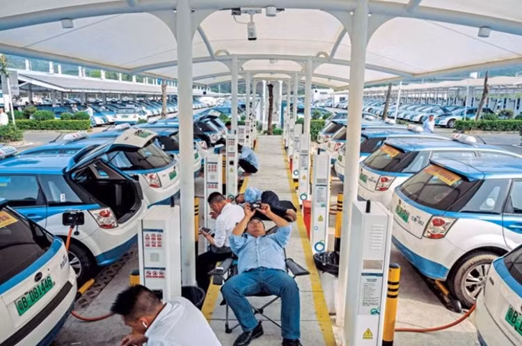 Chinh phu Trung Quoc doc toan luc day manh phat trien xe dien-Hinh-2