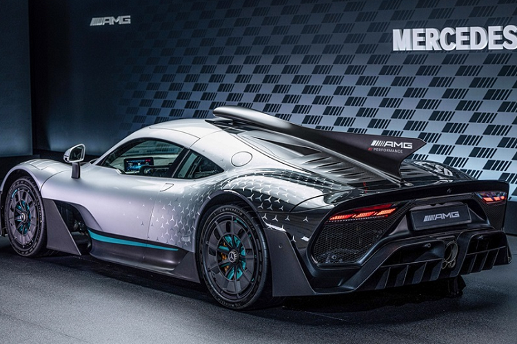 Không gian bên trong được hoàn thiện hoàn toàn từ sợi cacbon và da cao cấp. Điều hòa không khí tự điều chỉnh thông minh. Do không có kính chắn gió sau, tính năng MirrorCam thời gian thực sẽ thay thế gương chiếu hậu để quan sát các khu vực phía sau xe.