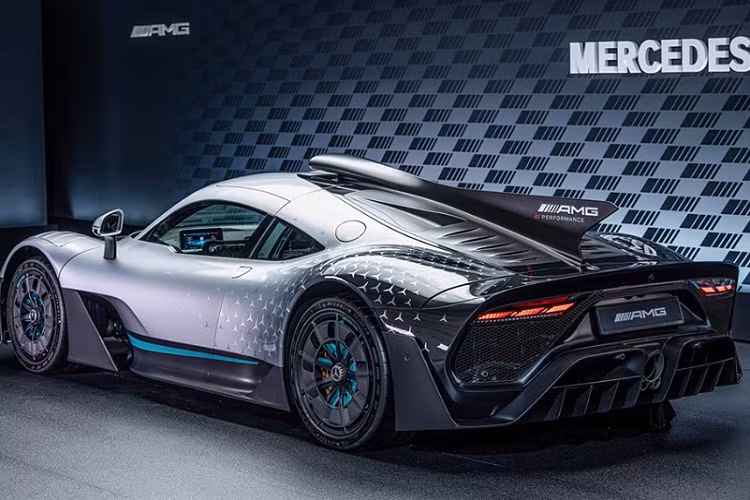 Không gian bên trong được hoàn thiện hoàn toàn từ sợi cacbon và da cao cấp. Điều hòa không khí tự điều chỉnh thông minh. Do không có kính chắn gió sau, tính năng MirrorCam thời gian thực sẽ thay thế gương chiếu hậu để quan sát các khu vực phía sau xe.