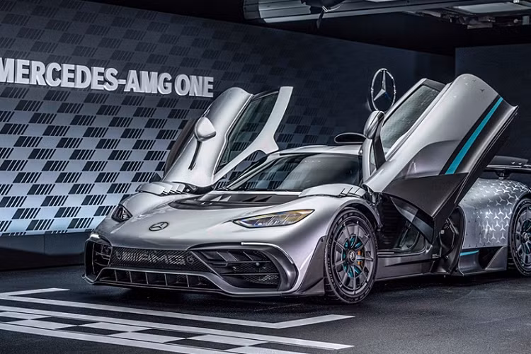 Ra mắt toàn cầu vào tháng 6/2022, Mercedes-AMG One triệu đô là một trong những siêu xe đặc biệt nhất của AMG khi nó được trực tiếp phát triển trên nền tảng những mẫu xe F1 của Mercedes-Benz.
