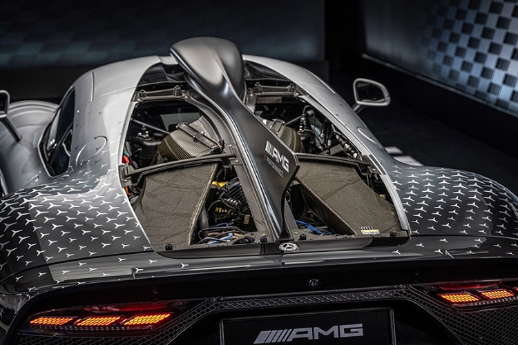 Chưa hết, Mercedes-AMG One còn được trang bị cụm pin lithium-ion 8,4 kWh, hệ dẫn động 4 bánh toàn thời gian, chỉ với động cơ điện, siêu phẩm triệu đô này có thể chạy được quãng đường dài 18 km. Xe có thời gian tăng tốc từ vị trí xuất phát lên 100 km/h trong thời gian 2,9 giây trước khi đạt vận tốc tối đa 352 km/h.