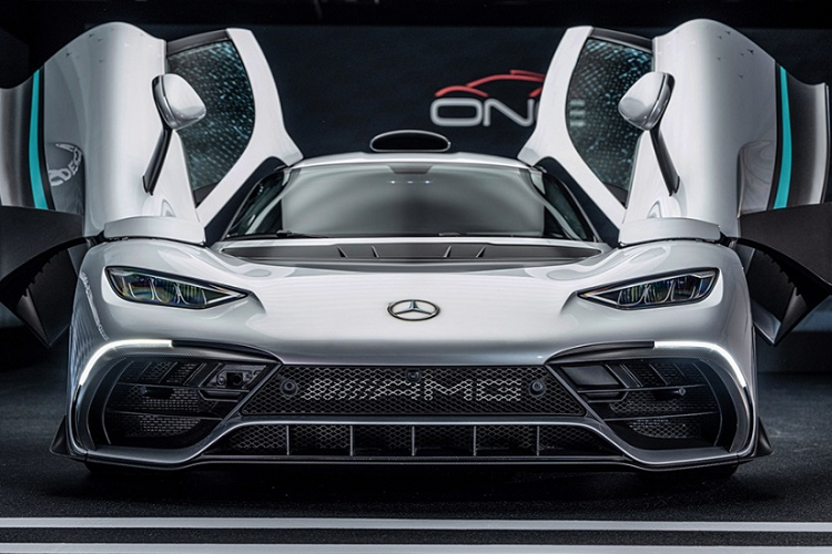Vào thời điểm mới ra mắt, giá xe Mercedes-AMG One có mức bán khởi điểm khoảng 2,72 triệu USD (khoảng 69,23 tỷ đồng), chưa bao gồm những trang bị độc quyền khác. Mẫu xe mà bao người mơ ước này chỉ được sản xuất với số lượng giới hạn 275 chiếc trên toàn cầu.