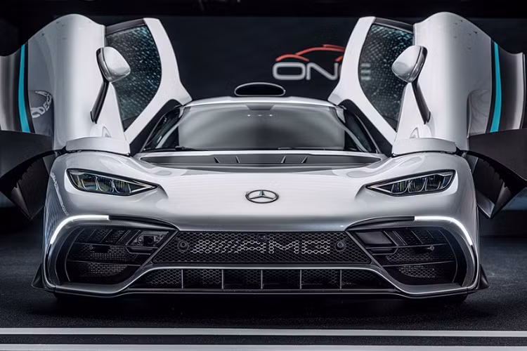 Vào thời điểm mới ra mắt, giá xe Mercedes-AMG One có mức bán khởi điểm khoảng 2,72 triệu USD (khoảng 69,23 tỷ đồng), chưa bao gồm những trang bị độc quyền khác. Mẫu xe mà bao người mơ ước này chỉ được sản xuất với số lượng giới hạn 275 chiếc trên toàn cầu.