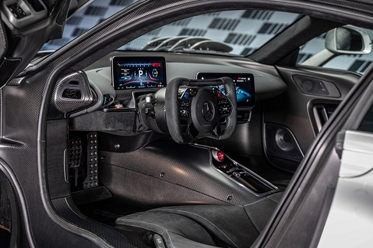 Nội thất Mercedes-AMG One cũng rất đặc biệt. Ghế ngồi được đặt rất thấp để 2 chân người lái duỗi thẳng nhằm tạo tư thế thoải mái nhất khi lái xe ở tốc độ cao. Vô lăng kiểu xe đua F1 hình chữ nhật, với hai màn hình kỹ thuật số 10 inch. 