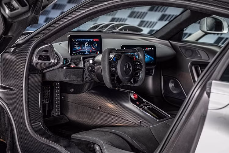 Nội thất Mercedes-AMG One cũng rất đặc biệt. Ghế ngồi được đặt rất thấp để 2 chân người lái duỗi thẳng nhằm tạo tư thế thoải mái nhất khi lái xe ở tốc độ cao. Vô lăng kiểu xe đua F1 hình chữ nhật, với hai màn hình kỹ thuật số 10 inch. 