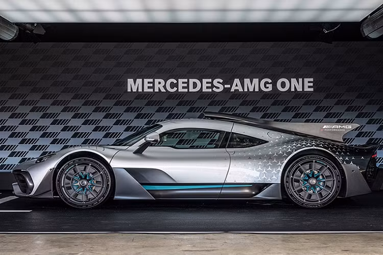 Cung cấp sức mạnh cho Mercedes-AMG One là hệ thống truyền động E Performance từ xe đua F1, cho công suất kết hợp lên tới 1.049 mã lực. Hệ thống này bao gồm 1 động cơ V6, dung tích 1.6L, cho công suất 566 mã lực kết hợp cùng 4 động cơ điện.
