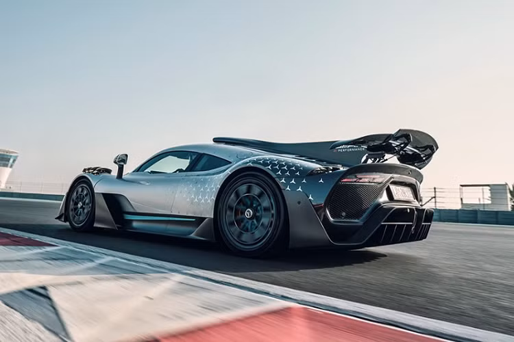 Tại Việt Nam, thời gian qua cũng có nhiều đồn đoán cho rằng, “vua cafe” Đặng Lê Nguyên Vũ quan tâm Mercedes-AMG One. Tuy nhiên, xe chỉ được sản xuất giới hạn trên toàn cầu và giá cả cũng rất đắt đỏ nên để sở hữu được mẫu siêu xe này là điều không dễ dàng.