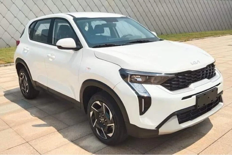 Không chỉ tiện nghi hơn, Kia Sonet mới còn được nâng cấp mạnh về mặt trang bị an toàn. Xe được trang bị hệ thống hỗ trợ tránh va chạm phía trước có thể phát hiện người đi bộ/xe đạp/ô tô, cảnh báo tiền va chạm, hỗ trợ ngăn lệch làn đường, hỗ trợ giữ làn đường, cảnh báo lệch làn đường