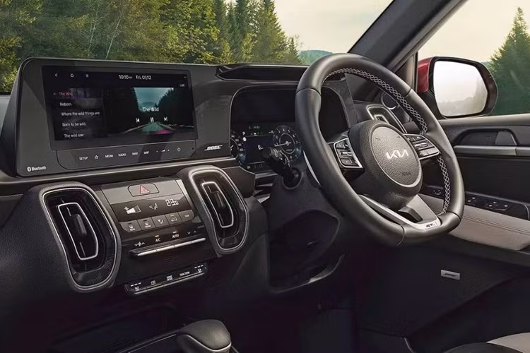 Tại thị trường Trung Quốc, Kia Sonet 2024 còn có những trang bị đáng chú ý khác như vô lăng bọc da, nút bấm khởi động máy, chìa khóa thông minh, sạc điện thoại không dây, cổng USB Type C, kết nối Bluetooth, cửa sổ trời chỉnh điện, điều hòa tự động 2 vùng, điều khiển từ xa, hệ thống định vị thời gian thực và cập nhật phần mềm qua Wifi.