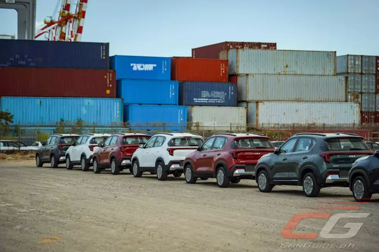 Theo đó, xe có kích thước dài x rộng x cao lần lượt là 4.110 x 1.790 x 1.625 mm và chiều dài cơ sở 2.500 mm. Bên trong xe, Sonet được áp dụng phong cách thiết kế nội thất tương tự các mẫu ô tô đời mới khác của thương hiệu Kia.