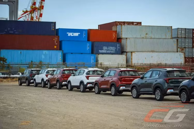 Theo đó, xe có kích thước dài x rộng x cao lần lượt là 4.110 x 1.790 x 1.625 mm và chiều dài cơ sở 2.500 mm. Bên trong xe, Sonet được áp dụng phong cách thiết kế nội thất tương tự các mẫu ô tô đời mới khác của thương hiệu Kia.