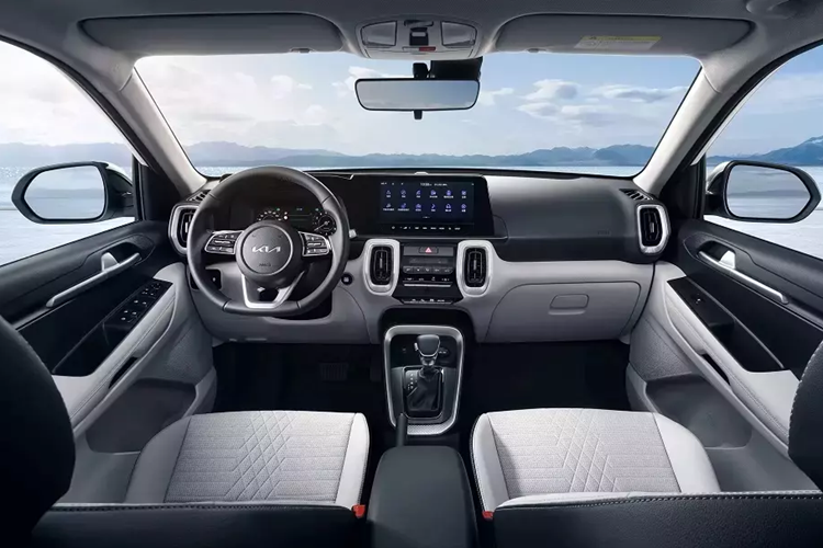 Bên dưới là cản trước mới, đi kèm ốp màu bạc bao quanh hốc gió trung tâm với thiết kế sừng bò tương tự phiên bản cũ. Khu vực bên sườn của mẫu SUV hạng A này không thay đổi về mặt thiết kế, chỉ có thêm vành la-zăng mới. Bộ vành này có đường kính 16 inch với thiết kế đa chấu, phối 2 màu, tạo cảm giác thể thao hơn.