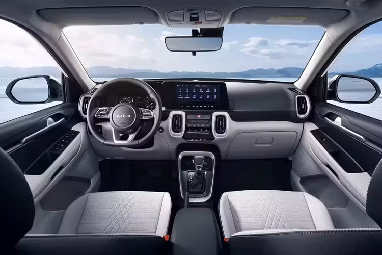 Bên dưới là cản trước mới, đi kèm ốp màu bạc bao quanh hốc gió trung tâm với thiết kế sừng bò tương tự phiên bản cũ. Khu vực bên sườn của mẫu SUV hạng A này không thay đổi về mặt thiết kế, chỉ có thêm vành la-zăng mới. Bộ vành này có đường kính 16 inch với thiết kế đa chấu, phối 2 màu, tạo cảm giác thể thao hơn.