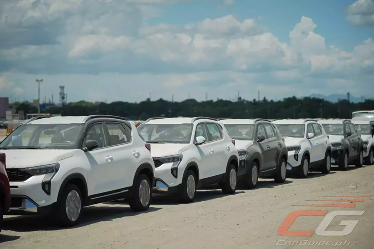 Đằng sau, mẫu xe SUV Kia Sonet 2024 cũng có những chi tiết mới như cụm đèn hậu với thiết kế vắt ngang đuôi xe và lấy cảm hứng từ chòm sao. Trong khi đó, cản sau đi kèm ốp màu bạc cứng cáp giống cản trước. Ngoài ra, mẫu xe này còn được điều chỉnh nhẹ về mặt kích thước.