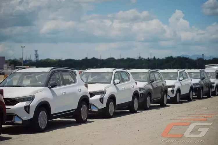 Đằng sau, mẫu xe SUV Kia Sonet 2024 cũng có những chi tiết mới như cụm đèn hậu với thiết kế vắt ngang đuôi xe và lấy cảm hứng từ chòm sao. Trong khi đó, cản sau đi kèm ốp màu bạc cứng cáp giống cản trước. Ngoài ra, mẫu xe này còn được điều chỉnh nhẹ về mặt kích thước.