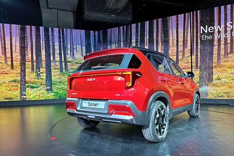 Hỗ trợ giới hạn tốc độ thông minh, hỗ trợ đèn pha, cảnh báo người lái mất tập trung, 6 túi khí, hệ thống cân bằng điện tử, camera lùi, cảm biến hỗ trợ đỗ xe phía trước/sau, hỗ trợ khởi hành ngang dốc, hỗ trợ xuống dốc và cảnh báo áp suất lốp. Chưa rõ mẫu SUV hạng A này dùng động cơ nào ở thị trường Philippines.