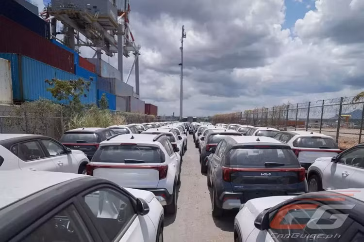 Được áp dụng ngôn ngữ thiết kế Bold &amp; Wild của Kia, Sonet sở hữu lưới tản nhiệt hẹp và cụm đèn pha hình số "7" trên đầu xe. Đèn pha được bao quanh bằng dải đèn LED định vị ban ngày kiêm đèn báo rẽ lấy cảm hứng thiết kế từ chòm sao.