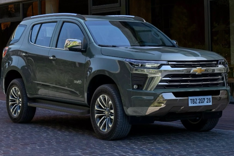 Đây là mẫu SUV cỡ D từng xuất hiện tại Việt Nam trong khoảng thời gian dài trước khi bị ngừng bán vào năm 2020 do chính sách thu hẹp thị trường của công ty mẹ General Motors. Chevrolet Trailblazer thế hệ mới có thiết kế bên ngoài thay đổi nhẹ và nội thất bên trong được nâng cấp với hàng loạt trang bị hiện đại.