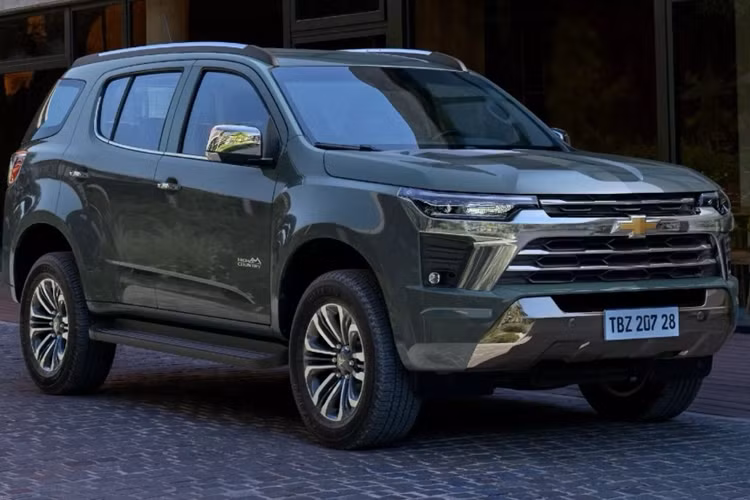 Đây là mẫu SUV cỡ D từng xuất hiện tại Việt Nam trong khoảng thời gian dài trước khi bị ngừng bán vào năm 2020 do chính sách thu hẹp thị trường của công ty mẹ General Motors. Chevrolet Trailblazer thế hệ mới có thiết kế bên ngoài thay đổi nhẹ và nội thất bên trong được nâng cấp với hàng loạt trang bị hiện đại.