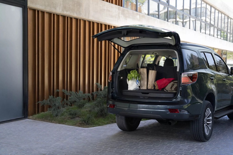 Bên cạnh đó, Chevrolet Trailblazer 2025 còn có thêm phiên bản "High Country" hoàn toàn mới, bổ sung các điểm nhấn mạ crôm và trang bị đa dạng hơn.