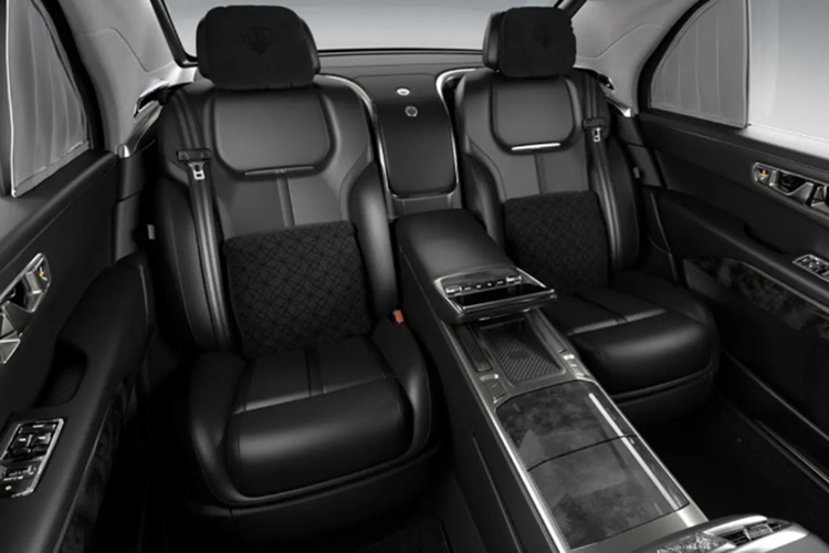 Hàng ghế hành khách phía sau sẽ có 2 ghế độc lập, có thể ngả lưng đến 45 độ. Xe cũng được trang bị vũ khí tự vệ cá nhân được bố trí ở nhiều vị trí trên xe. Cùng với đó là hệ thống camera 360 và camera nhìn ban đêm mới. Gương chiếu hậu trong xe dạng kỹ thuật số và camera giám sát người lái.