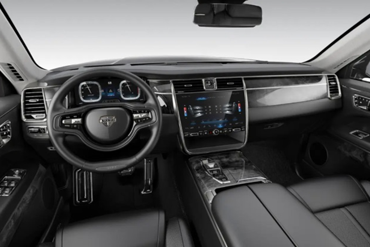 Cụm đèn định vị ban ngày ở đầu xe siêu sang Aurus Senat Limousine 2025 cũng được nâng cấp, đi cùng đèn pha LED ma trận. Phía sau xe có cụm đèn hậu LED hình chữ nhật được kẹp bởi 2 dải crom kéo dài hết chiều rộng của đuôi xe. Thiết kế của phần đuôi gợi nhiều liên tưởng đến mẫu Bentley Flying Spur hay Rolls-Royce Phantom.