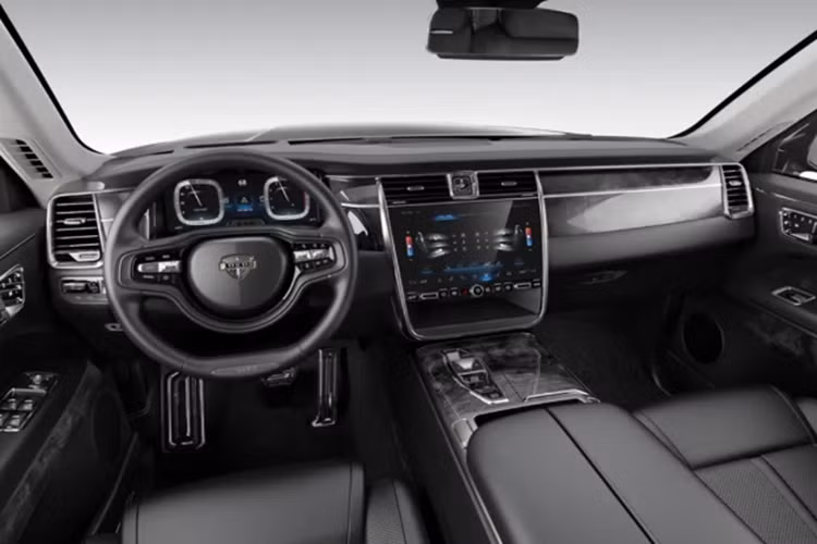 Cụm đèn định vị ban ngày ở đầu xe siêu sang Aurus Senat Limousine 2025 cũng được nâng cấp, đi cùng đèn pha LED ma trận. Phía sau xe có cụm đèn hậu LED hình chữ nhật được kẹp bởi 2 dải crom kéo dài hết chiều rộng của đuôi xe. Thiết kế của phần đuôi gợi nhiều liên tưởng đến mẫu Bentley Flying Spur hay Rolls-Royce Phantom.