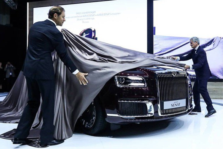 Cung cấp sức mạnh cho Aurus Senat Limousine 2025 là hệ truyền động hybrid với sự kết hợp của động cơ xăng 4.4 V8 và một mô tơ điện cho tổng công suất 598 mã lực, mô-men xoắn cực đại 880 Nm. Hệ truyền động này được hoàn thiện với hộp số tự động 9 cấp, kết hợp hệ dẫn động 4 bánh toàn thời gian.