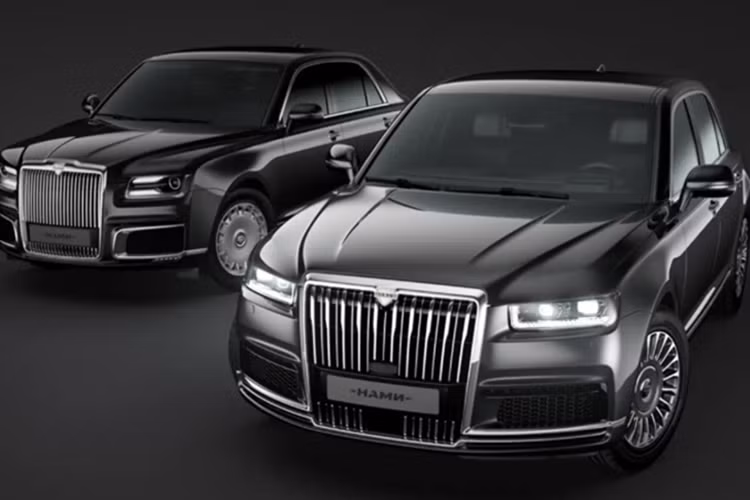 Ở lần nâng cấp này, Aurus Senat Limousine 2025 mới đã được tinh chỉnh đáng kể về thiết kế. Cụ thể, các thanh nan ở phần lưới tản nhiệt được thiết kế mở rộng hơn so với bản cũ. Đường viền khung mạ crôm dày hơn, trong khi đường viền phía dưới mở rộng sang hai bên, làm nổi bật các khe hút gió bên.