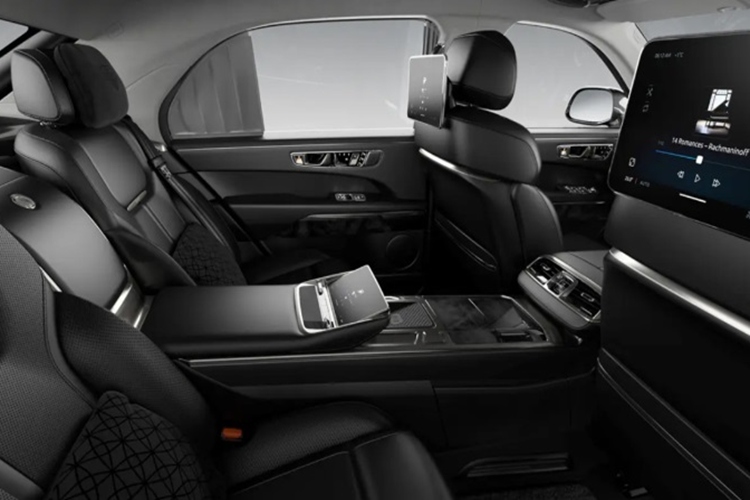 Vì là xe sang dành cho các nguyên thủ quốc gia nên không có gì đáng ngạc nhiên khi khoang cabin của Aurus Senat được trang bị vô vàn tiện ích hiện đại. Ghế ngồi trên xe đều được bọc da cao cấp, đi cùng những chi tiết ốp gỗ và ốp kim loại tạo nên cảm giác xa hoa.