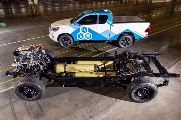 Đi kèm với đó là một động cơ điện duy nhất gắn phía sau có công suất 180 mã lực và mô-men xoắn 300 Nm, dẫn động cầu sau. Hãng xe Nhật Bản đang tích cực nghiên cứu và phát triển các cụm pin nhiên liệu có thể mở rộng và các hình dạng bình chứa hydro đa dạng để đảm bảo khả năng tương thích với nhiều loại xe.