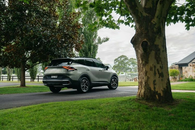 Nói về tiềm năng của Sportage HEV, CEO Kia tại Úc, ông Damien Meredith nhận định: “Sportage vốn đã là một mẫu CUV hạng trung tuyệt vời và việc bổ sung biến thể Hybrid sẽ tăng cường đáng kể khả năng cạnh tranh của chúng tôi”.