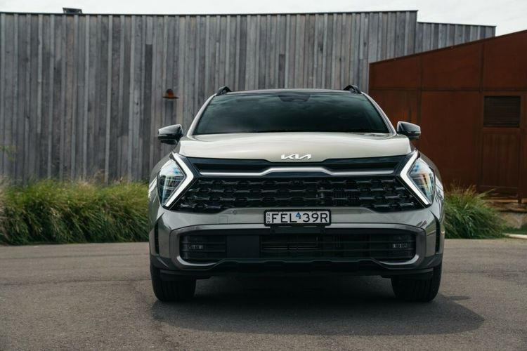 Xe còn được trang bị ghế ngồi bọc da, chìa khóa thông minh, khởi động bằng nút bấm, cửa sổ trời toàn cảnh, gương chiếu hậu chỉnh điện, cảm biến đỗ xe trước và sau, màn hình quan sát điểm mù, ghế lái chỉnh điện 8 hướng, hàng ghế trước có sưởi và thông gió.